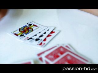 Страсть-hd - покер на раздевание делает две девушки роговой