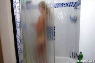 горячая красотка быстро мастурбирует в ванной комнате