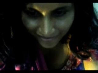 Дези индийская девушка вскрыши в сари на веб-камера показывает Bigtits