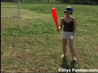 невинная молодой котенок играть в софтбол на открытом воздухе