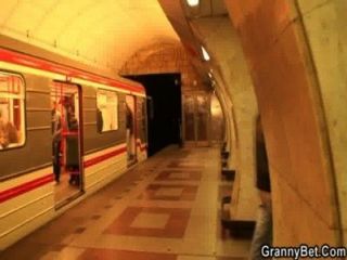 он поднимает грудастую даму в метро