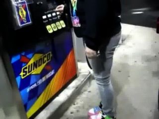 отчаянная девушка смачивая Pee джинсы во время закачки газа