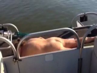 блондинка мамаша принятия солнечных ванн на понтон лодке
