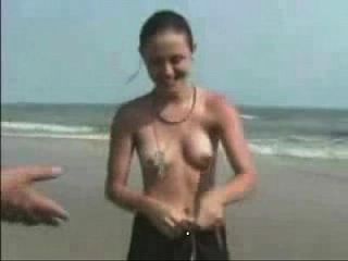волосатый Gf с небольшими полосками груди на пляже