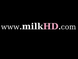2 привлекательных грудастых детка в сексуальное женское белье пользуются большой док молока доения под столом 2015 01 10