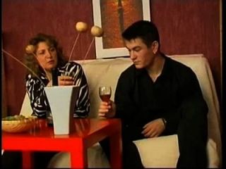 русская мама пила вино со своим мальчиком