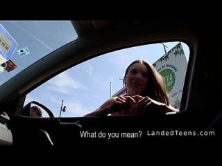чувак трахает подросткового автостопа в машине в поле