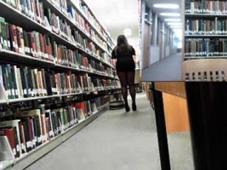 рогатая шлюха мастурбирует в библиотеке