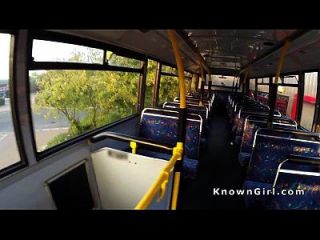 волосатые британские любительские челки в общественном автобусе