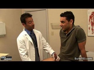 похотливый врач получает гвоздь от своего гей-пациента на работе