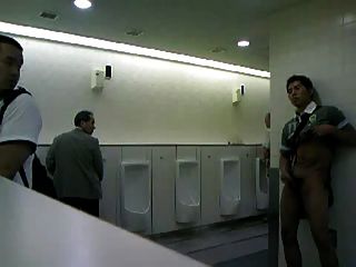 Cmnm - парень мастурбирует в общественных туалетах!