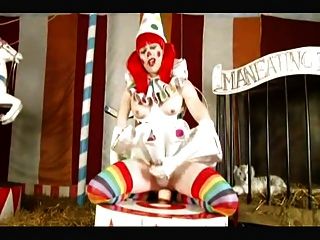 транссексуал клоун берет огромный фаллоимитатор в цирке