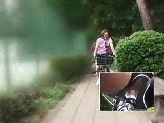 Японские школьницы мастурбирует на модифицированном велосипеде