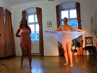 голые женщины. эротический танец.