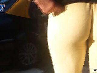 латина молодой в узких желтых штанах, показывая попку и трусы влезшие в пизду