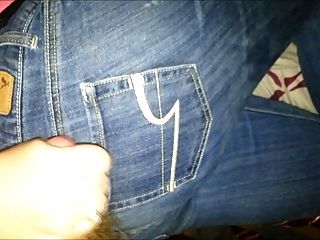 женщина дрочил человека на ее джинсы