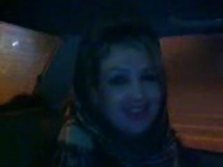 Хиджаб девушка дует в машине