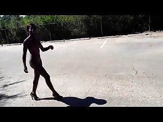 черный цыпленок играть голым в общественном