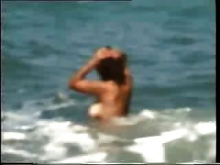 Большие сиськи девушка обнаженной на пляже одиночную