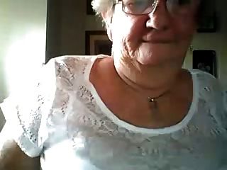 Бабушка показывает большие сиськи на веб-камеру