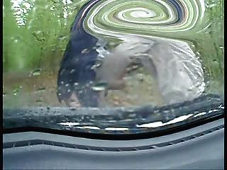 мастурбирует в своей машине в дождливый день