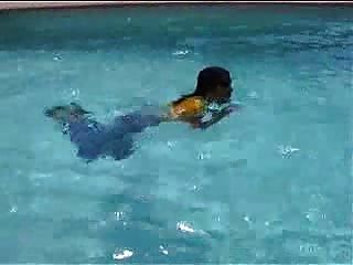 Марджори становится мокрым в ее бассейна - открытый