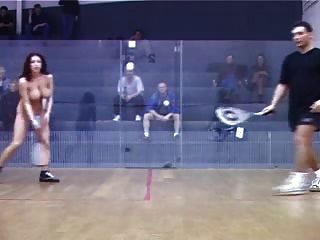 бесстыдная девушка играет в теннис голым перед толпой мужчин