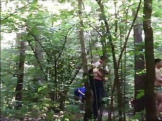 Goupe мужчин сосание и ебля в лесу