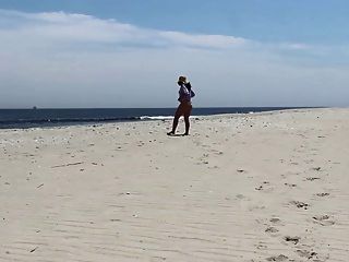 Джекки Стивенсу диких цветов на нудистском пляже