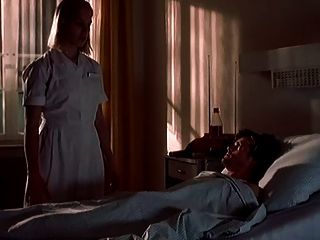 медсестра Franka Potente дает пациенту неохотный мастурбировать