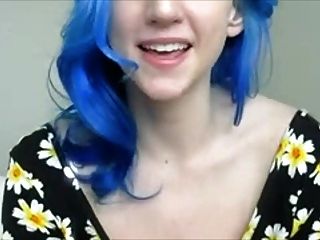 голубая девушка в цветах играет сиськами