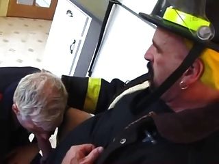 пожарные используют полюс 1