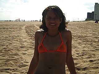 Жемчужина 18yr показывает ее киску и задницу на обнаженном общественном пляже!