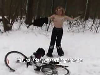 горячая девушка голая в снегу