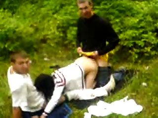 2 русских парня трахают девушку в лесу