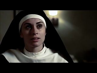 лесбийская сцена из фильма обнаженные монахини с большими пушками
