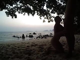 сосание на пляже
