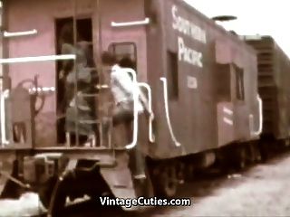 глубокий минет и горячий ебать в поезде (винтаж 1960-х годов)