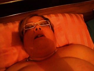 сексуальная толстая мама мастурбирует на кровати