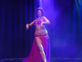 соблазнительная мусульманская арабская танцовщица