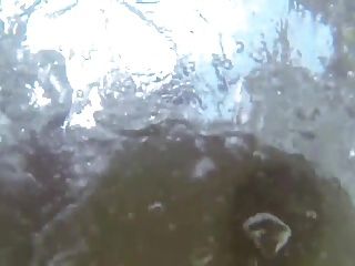 пухлые большие титры леди топлес в бассейне
