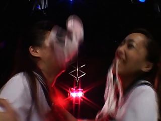 2 сексуальные девушки японского Gogo танцуют бездонные к музыке