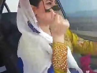 Iranian Sexy Hijab Milf танцует в автомобиле Ahvaz City