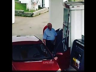 старый парень пенис на газовом насосе