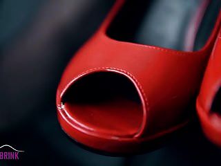 красные туфли на высоком каблуке с открытым носком и колготки
