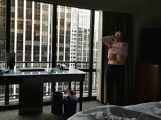 зрелая красотка голая в окне отеля