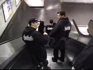 2 человек и 1 вау втроем в метро