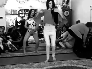 иранская девушка танцует без трусиков