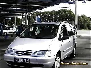 грудастую немецкую мамочку подбирают для анального секса в машине