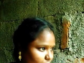 южно-индийская тамильская девушка показывает селфи сиськи для парня